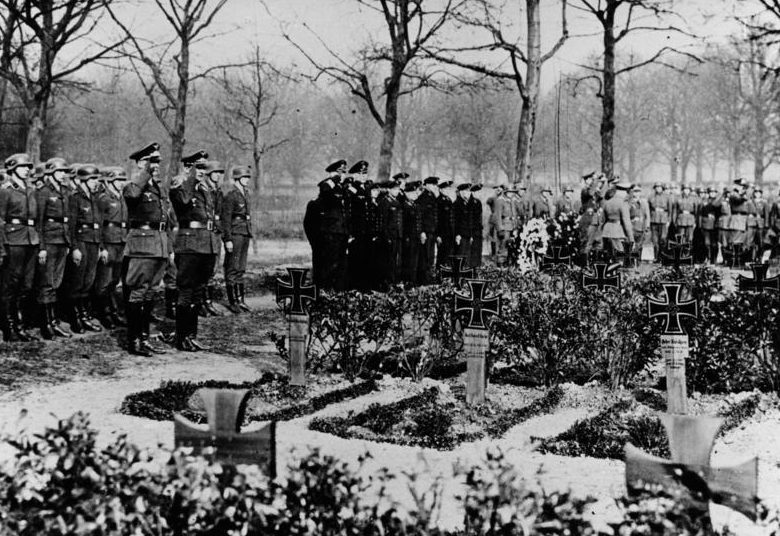 Отто Абец в День поминовения немецких солдат. Шаумбург. 1941 г.