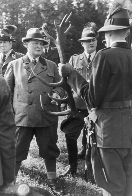 Герман Геринг с охотничьми трофеями. 1939 г. 