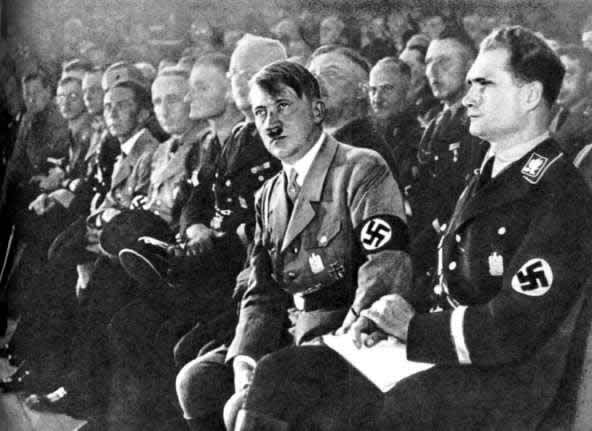 Рудольф Гесс и Адоль Гитлер на съезде НСДАП. Нюрнберг. 1933 г.