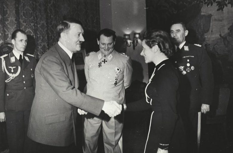 Адольф Гитлер вручает Железный крест летчице Ханне Райч. 1941 г.