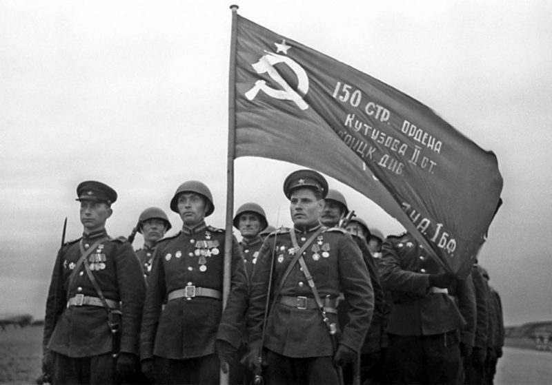 Почетный караул встретил знамя в Москве. О творчестве политработников высшее командование еще не знает. 20 июня 1945 г.