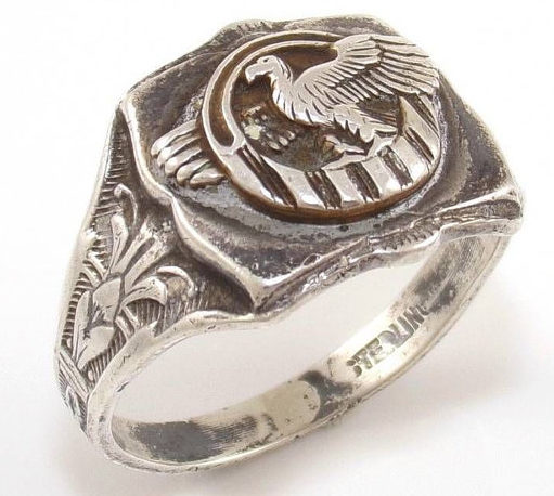 Кольцо «Разорванная утка» изготовлено из серебра с применением чернения.