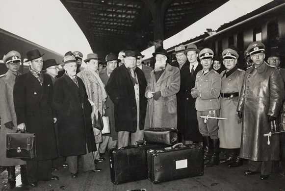 Отто Абец и французские художники перед поездкой в Германию. Париж. 1941 г. 