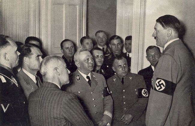 Мартин Борман на совещании у Гитлера. 1945 г.