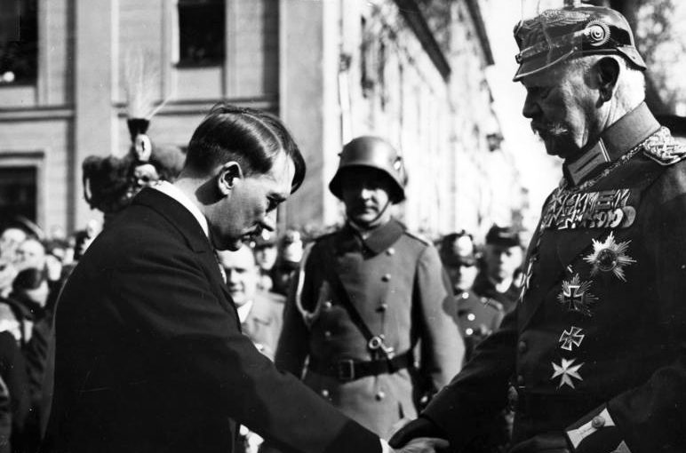 Адольф Гитлер и Президент Гинденбург. 1933 г.
