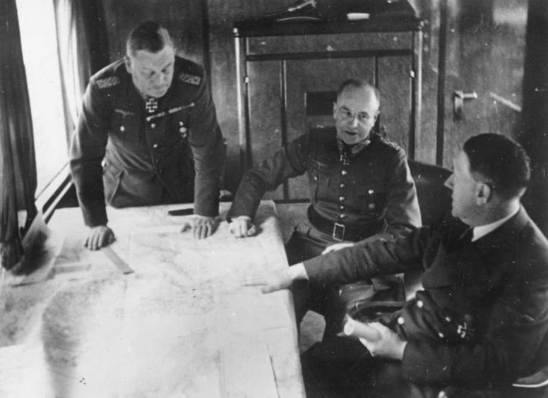 Адольф Гитлер, Вальтер Браухич и Вильгельм Кейтель у карты в вагоне. 1941 г.