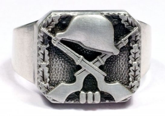 Перстень с изображением скрещенных винтовок и шлема изготовлен из серебра 835-ой пробы с применением чернения щитка.