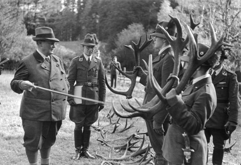 Герман Геринг с охотничьми трофеями. 1939 г. 