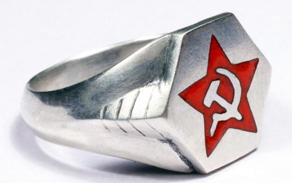 Перстни со щитками на советскую тематику с использованием цветной горячей эмали изготовлены из серебра 835-й пробы.