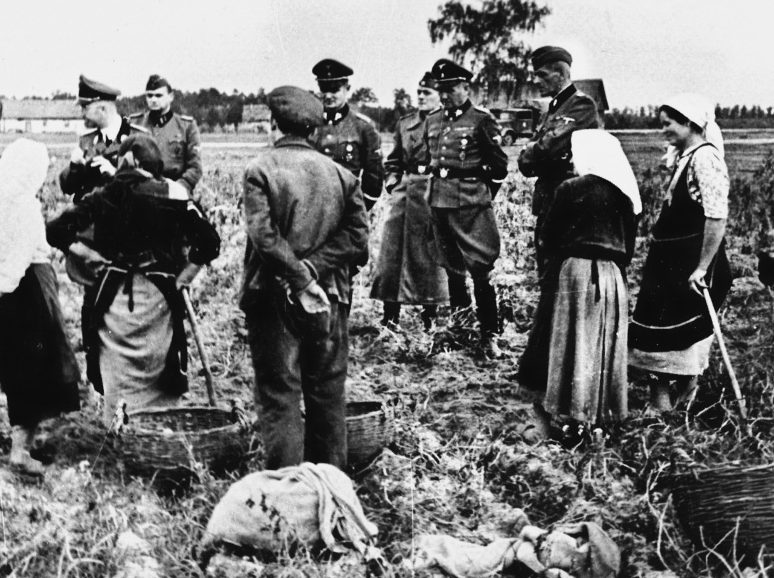 Генрих Гиммлер с крестьянами в Украине. 1941 г.