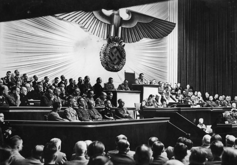 Адольф Гитлер выступает в Рейхстаге. Берлин. 1941 г.