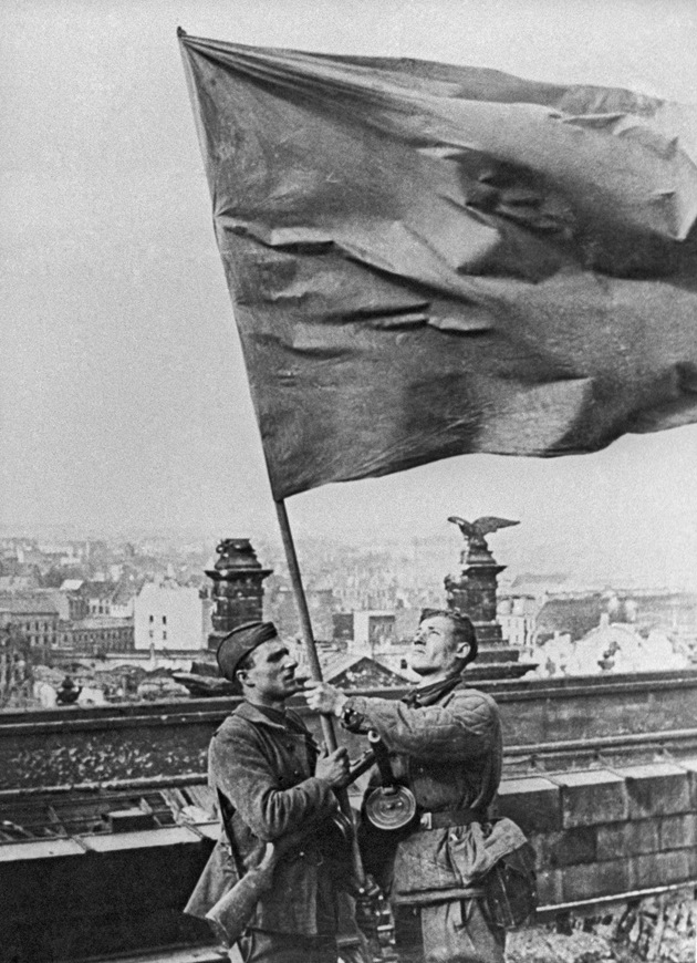 Егоров и Кантария на крыше Рейхстага с «чужим» знаменем взвода Сорокина. Фото А.П. Морозова. Утро 2 мая. 