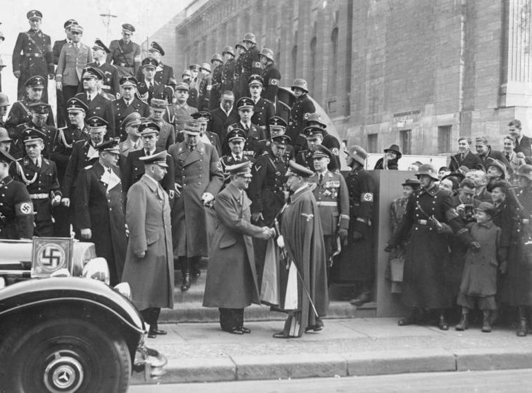 Герман Геринг встречает Гитлера перед выставкой Японского искусства. 1939 г.