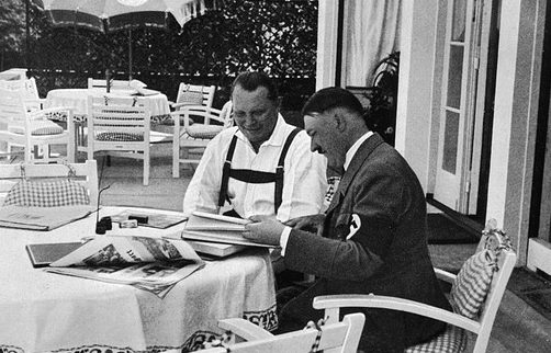 Адольф Гитлер и Герман Геринг. 1933 г.