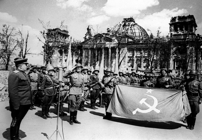 Торжества перед отправкой знамени в Москву. На переднем плане слева генерал Берзарин. 11 мая 1945 г.