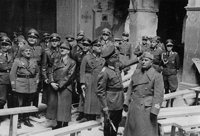 Адольф Гитлер и Бенито Муссолини в клубе Брестской крепости. 1941 г.