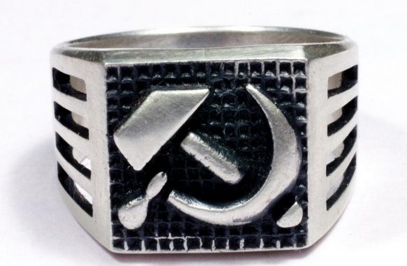 Перстни со щитками на советскую тематику с использование чернения изготовлены из серебра 830-й пробы.