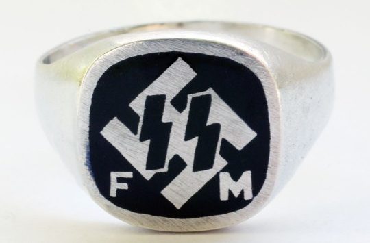 Кольцо членов «Förderndes Mitglied der SS» (FM SS) выполнено из серебра 835-й пробы с применением черной горячей эмали. 