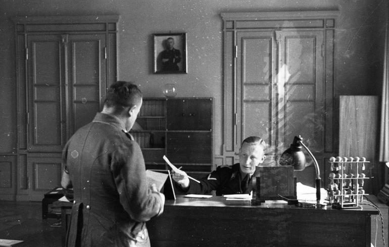 Рейнгард Гейдрих в рабочем кабинете. Мюнхнен. 1934 г.