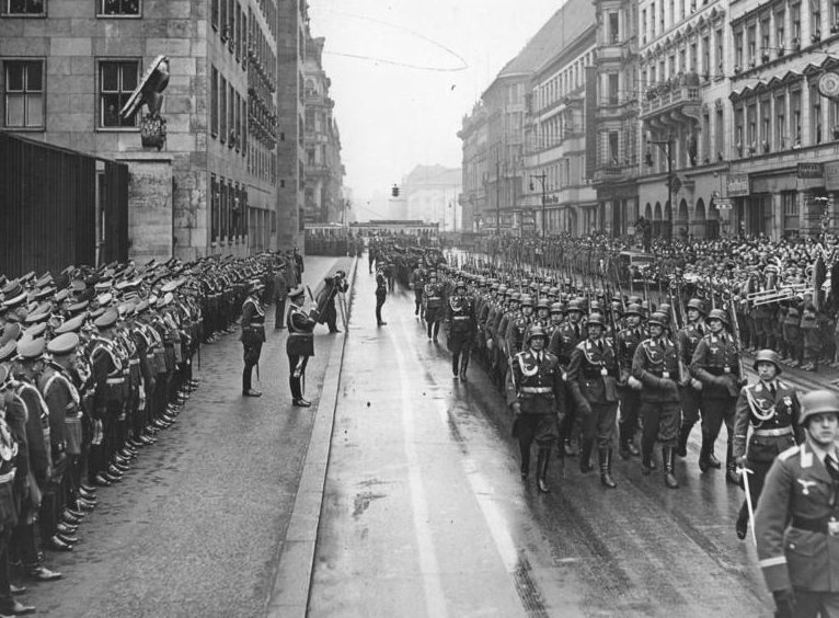 Герман Геринг на параде в день ВВС. Берлин. 1939 г. 