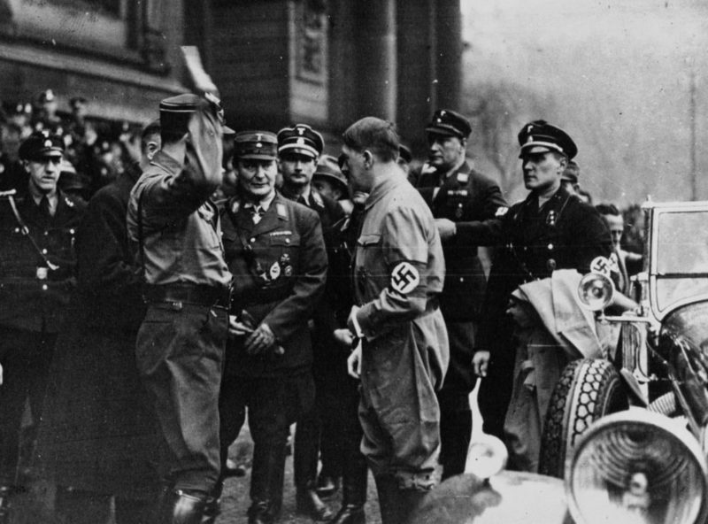 Адольф Гитлер и Герман Геринг на похоронах. Берлин. 1933 г.