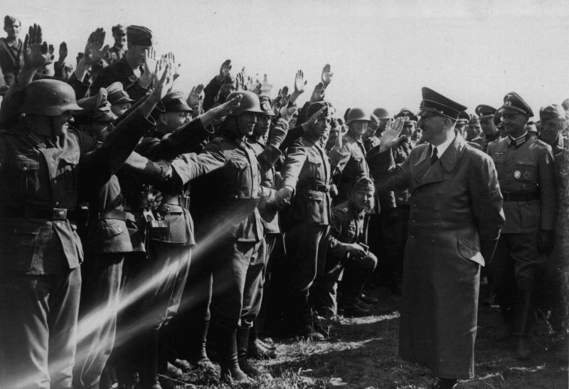 Адольф Гитлер приветствует солдат на аэродроме в Умани. Украина. 1941 г.