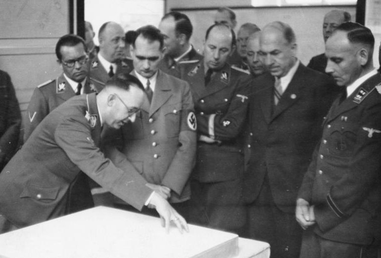 Филипп Боулер на выставке, посвященной строительству и планированию на Востоке. Берлин. 1941 г.