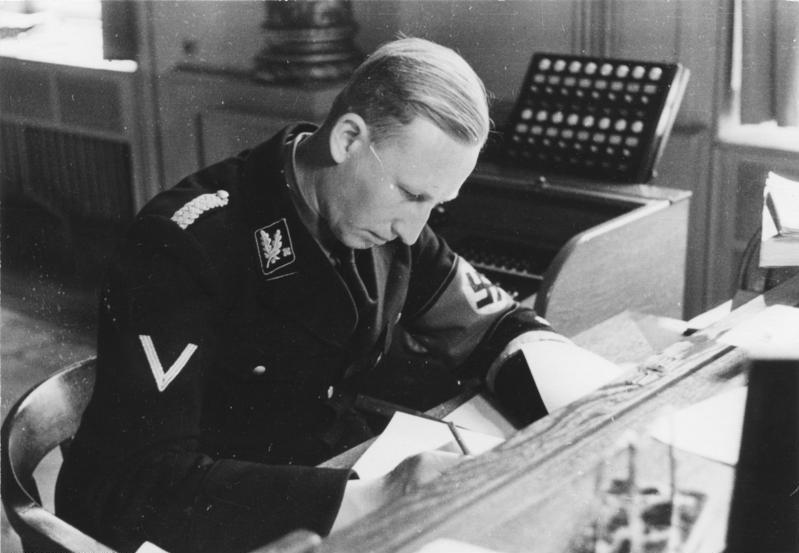 Рейнгард Гейдрих в рабочем кабинете. Мюнхнен. 1934 г.