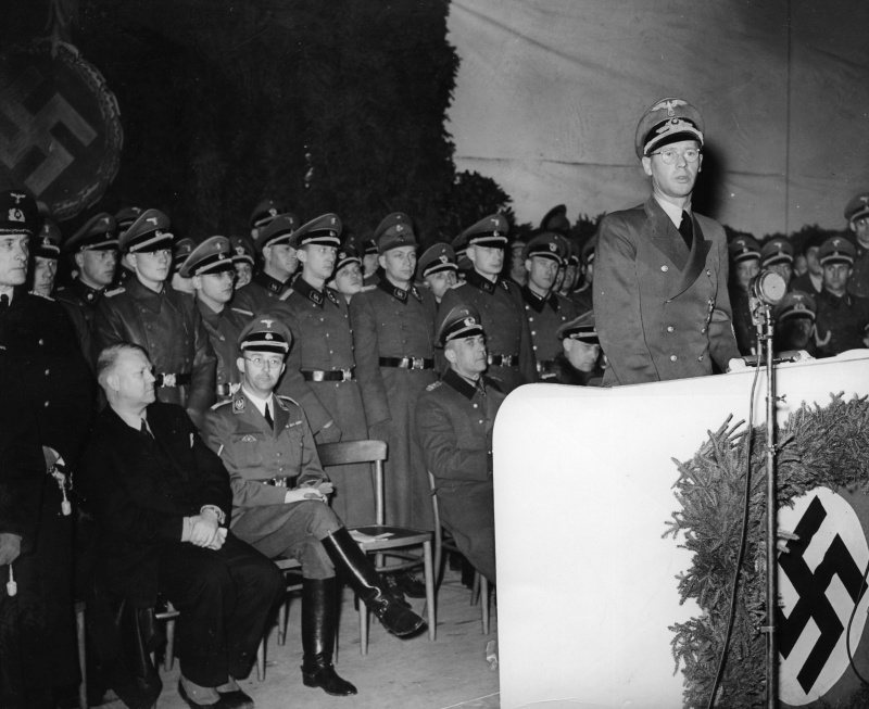 Генрих Гиммлер и Видкун Квислинг во время набора добровольцев в полк СС «Нордланд». 1941 г.
