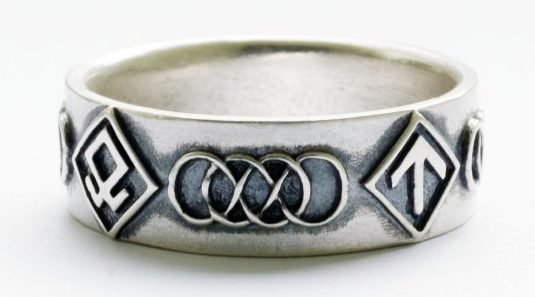 Кольца членов СС с 12-ю руническими символами изготовлены из серебра 830-ой пробы с применением чернения.