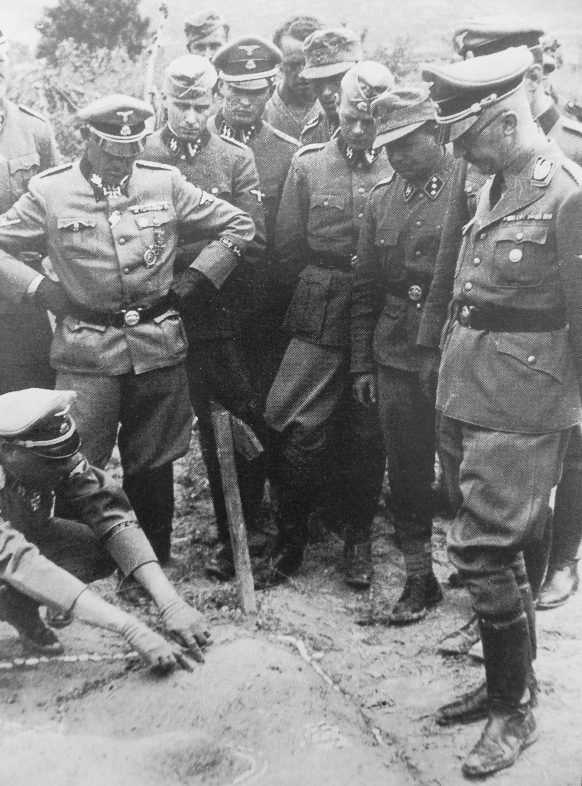 Генрих Гиммлер и Зепп Дитрих. 1941 г.