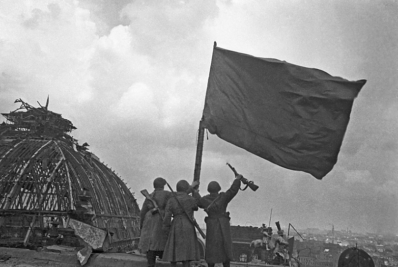 Реальная фотография М. Редькина. 2 мая 1945 г. Около полудня. В этот момент на куполе Рейхстага еще ничего нет.