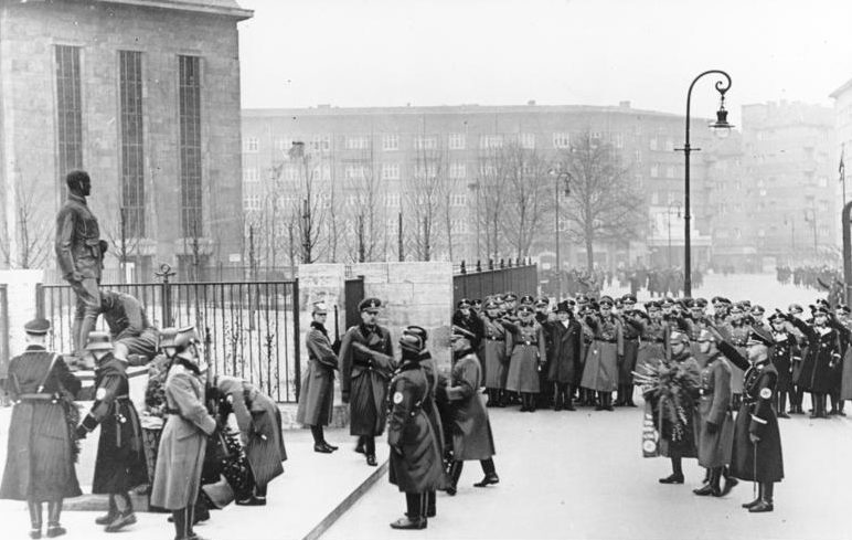 Рейнгард Гейдрих на возложении венков в день немецкой полиции. Берлин. 1937 г.