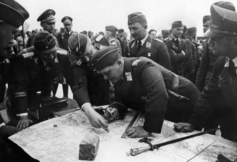 Герман Геринг у карты во время Польской кампании. 1939 г.