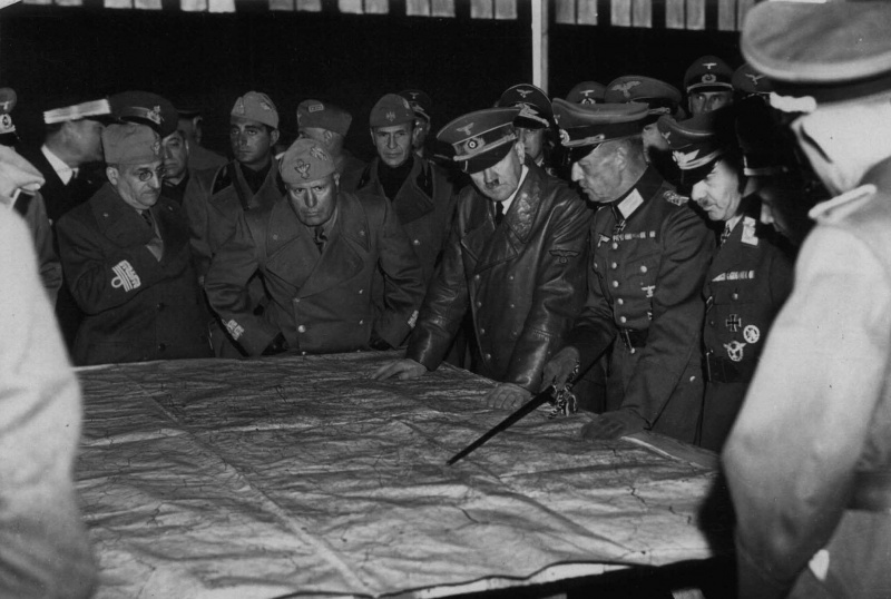 Адольф Гитлер и Бенито Муссолини у карты в Умани. Украина.1941 г.