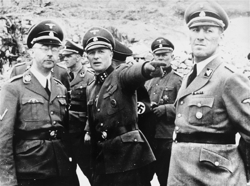 Генрих Гиммлер и Эрнст Кальтербруннер в концлагере Маутхаузен. 1941 г.
