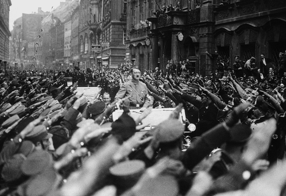 Адольфа Гитлера во время празднования 10-й годовщины основания партии. Мюнхен. 1933 г.