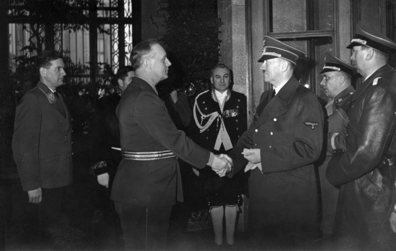 Адольф Гитлер и Иоахим Риббентроп во время присоединения Болгарии к «Тройственному пакту». 1941 г.