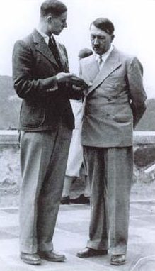 Карл Брандт и Адольф Гитлер. 1942 г.