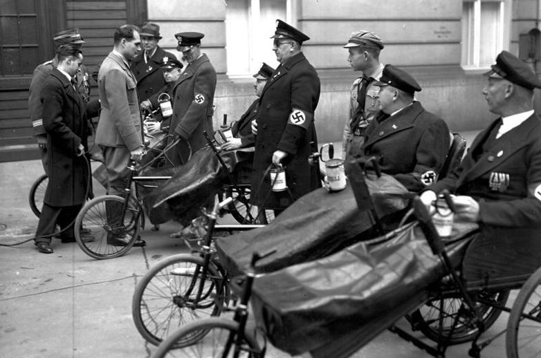 Рудольф Гесс с ветеранами войны. 1936 г.