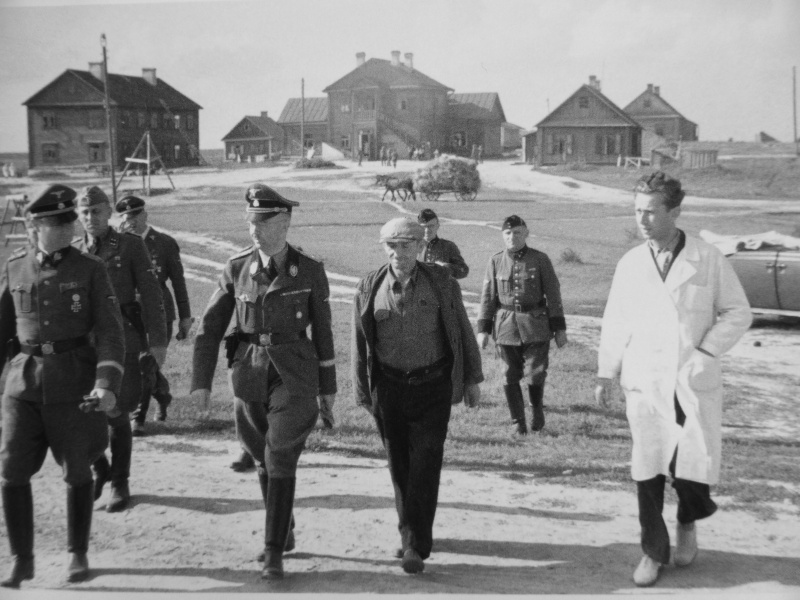 Генрих Гиммлер инспектирует психиатрическую больницу под Минском. 1941 г.