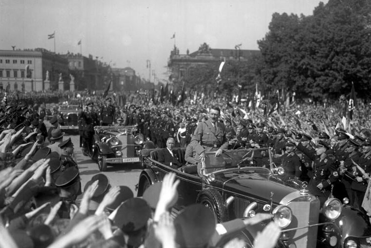 Гитлер и Франц фон Папен на празднике 1 мая. Берлин. 1933 г.