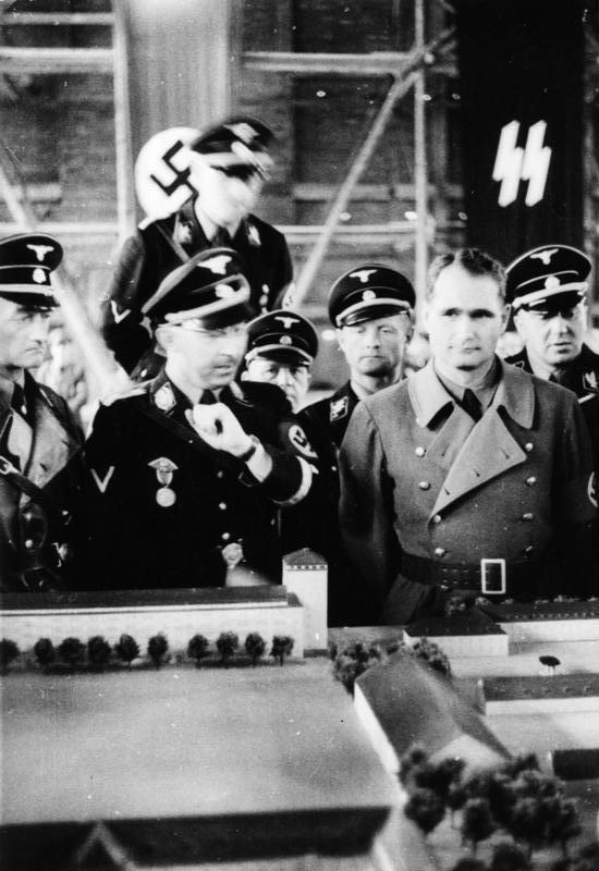 Рудольф Гесс и Генрих Гиммлер в концлагере в Дахау. 1936 г.