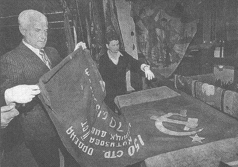 «Знамя Победы» в запасниках музея. 60-е годы.