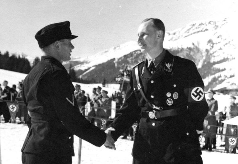 Рейнгард Гейдрих (в тёмной форме) на горнолыжном курорте. 1939 г.
