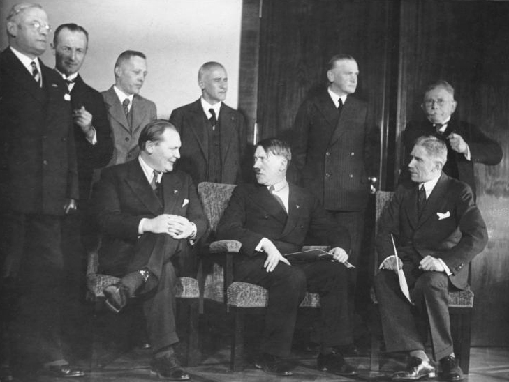 Гитлер и Франц фон Папен на празднике 1 мая. Берлин. 1933 г.