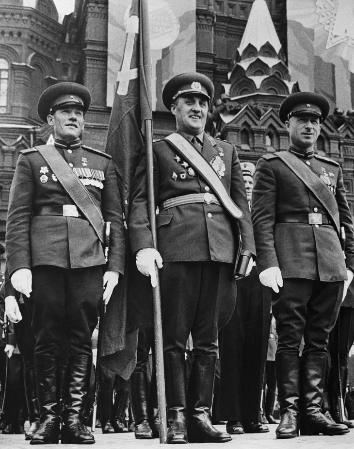 М. Егоров, К. Самсонов и М. Кантария (слева направо). 1965 г. Москва, Парад Победы.