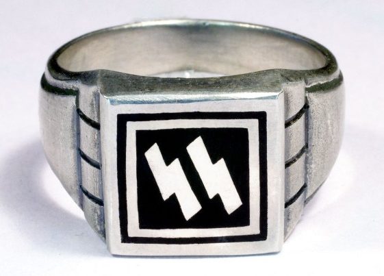 двойной руной «Зиг» называют «кольцами победы». Они изготовлены из серебра 835-й пробы с применением горячей черной эмали, иногда чернения.