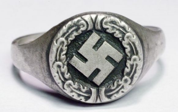 Перстни и кольца, за основу дизайна щитка которых, взята свастика. Кольца изготовлены из серебра 835-ой пробы с применением чернения. 