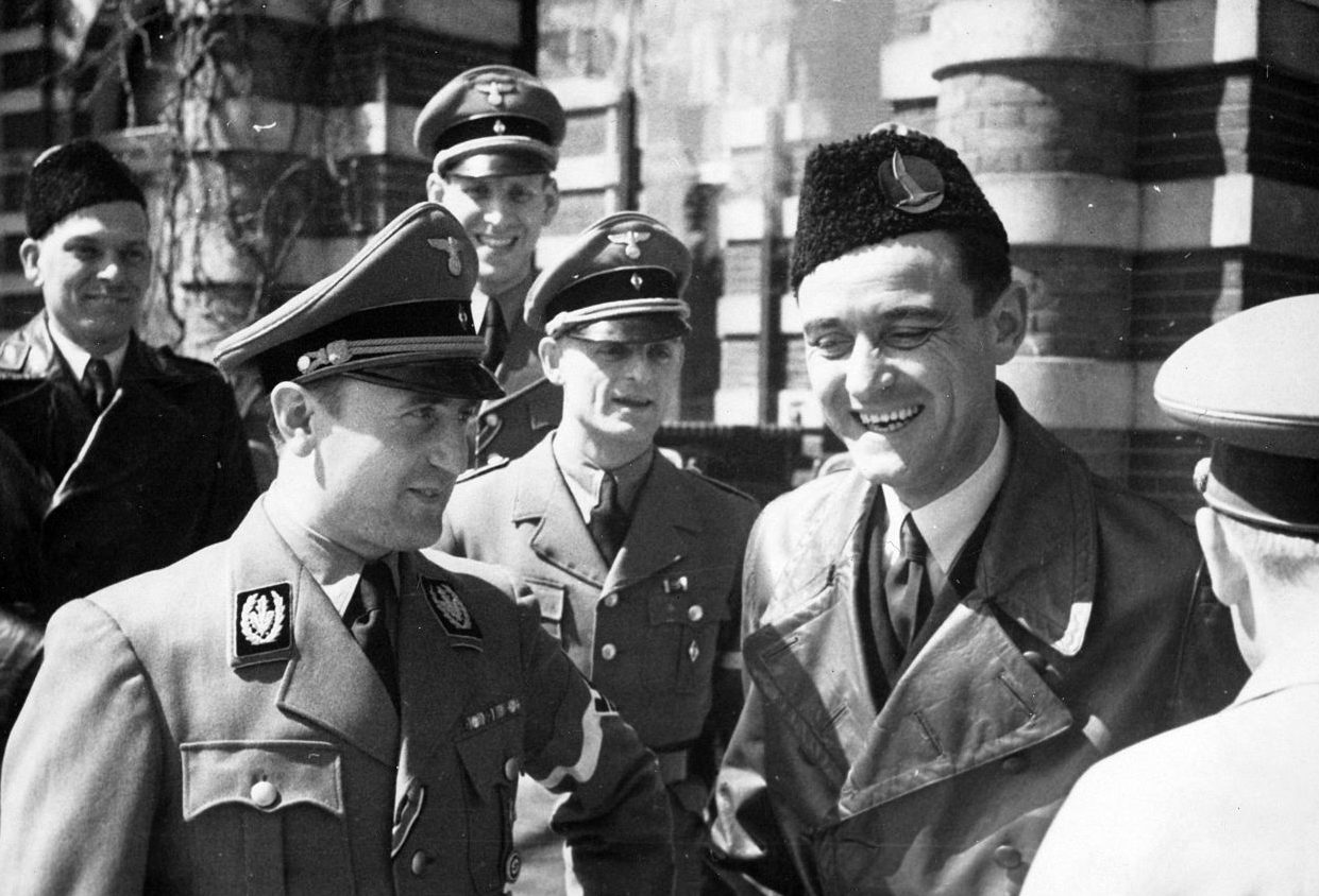 Артур Аксман с лидерами молодежного движения. 1942 г.